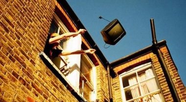 Gettano spazzatura dal balcone, aggreditii dai vicini a colpi di mazze