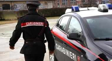 Evade dai domiciliari e viene scoperto aggrappato ad un palo