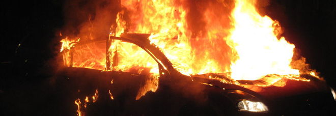 In fiamme le auto di due giovani, notte di paura a Nocera Inferiore