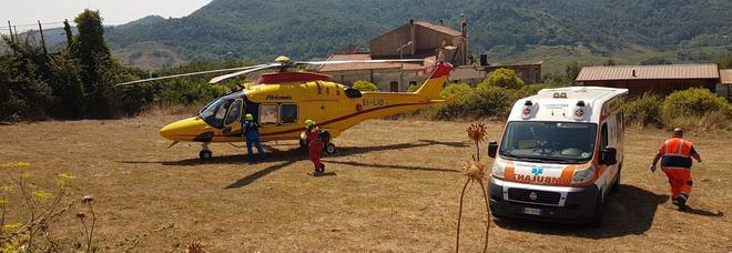 Accende un rogo per le sterpaglie, 80enne avvolto dal fuoco