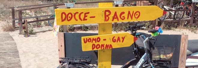 Bagno per uomo, gay e donna; bufera sul lido per le presunte scritte omofobe