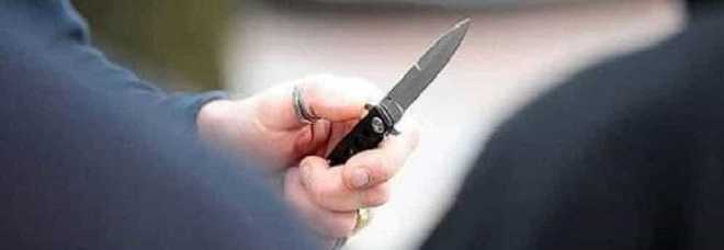 Tenta rapina con un coltello, passante reagisce e lo fa arrestare