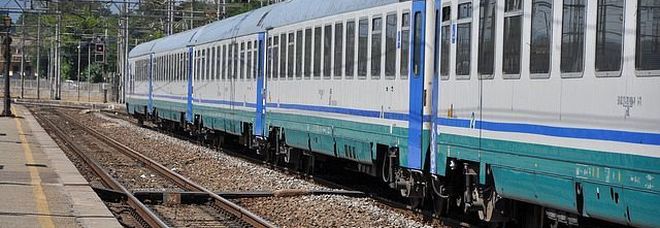 Segue donna sul treno intercity e le scippa la collana