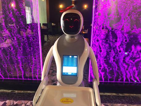 Cameriera-robot in un sushi-bar Cagliari