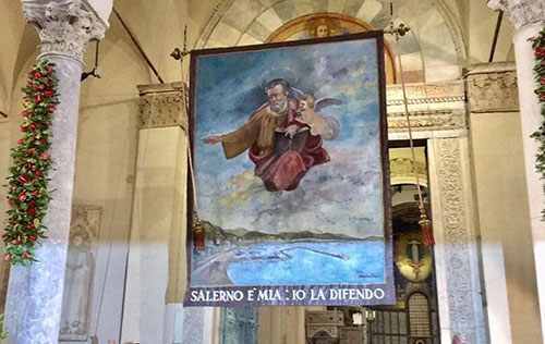 Alzata del Panno di San Matteo: folla di fedeli in Cattedrale