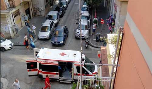 Inciampa e cade per strada, donna finisce in ospedale