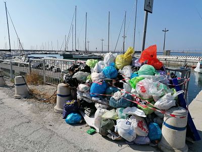 Salerno, sbarco tra i rifiuti