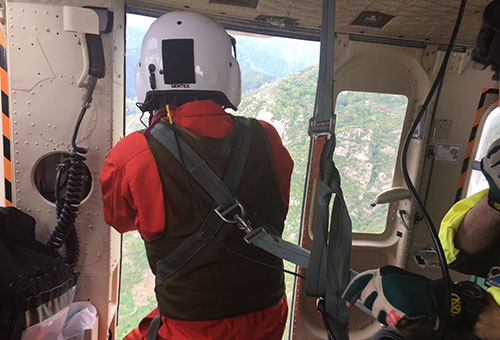 Escursionisti in difficoltà su sentieri Costiera: soccorsi da elicottero Polizia