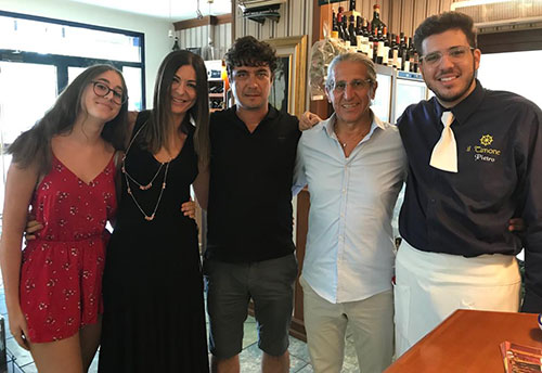 Scamarcio a Salerno, l’attore in vacanza si concede un pranzo a base di pesce