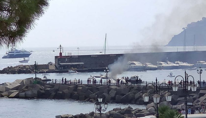 Amalfi: imbarcazione prende fuoco, paura nel porto turistico