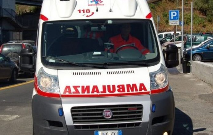 Scontro ad Altavilla, auto ribaltata finisce in un giardino