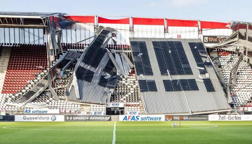 Tragedia sfiorata ad Alkmaar (Olanda): è crollata una parte della tettoia dello stadio dell’AZ!