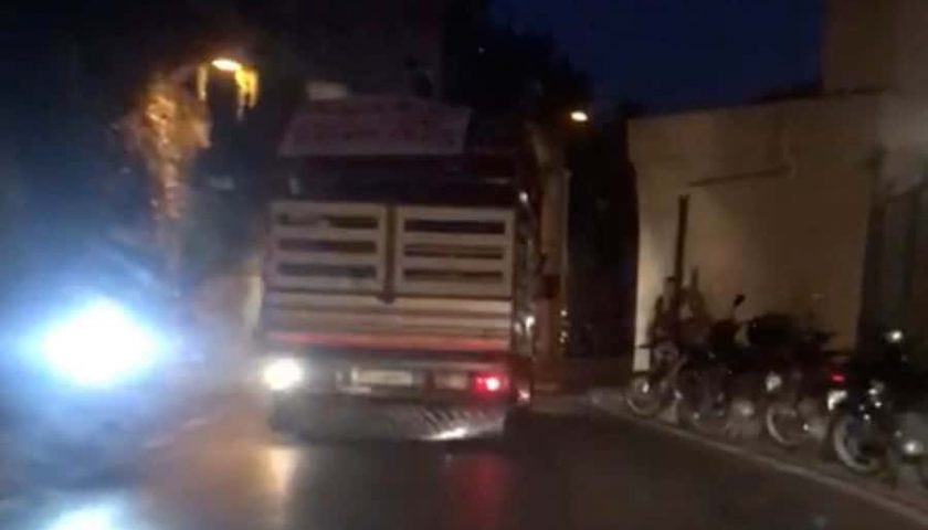 Camion all’impazzata tra le curve di Positano provoca incidente, autista fermato ad Amalfi: patente ritirata