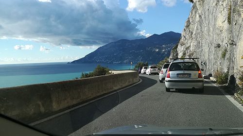 Moto precipita nella scarpata in costiera amalfitana, grave centauro