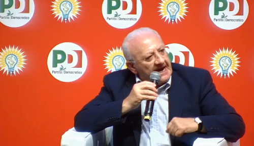 De Luca punge Di Maio: «Pentiti su no vax, vaffa e no tap»