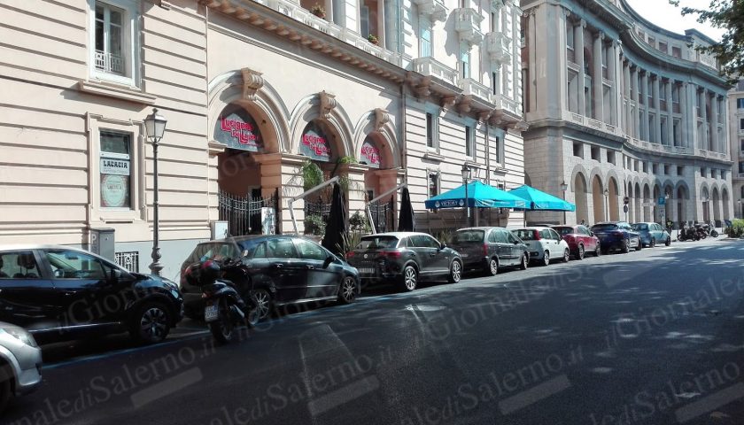 Sorpresa d’agosto per i salernitani: davanti palazzo Edilizia scompaiono le strisce bianche e compare il parcheggio a pagamento. E si pagherà anche davanti alla scuola Barra