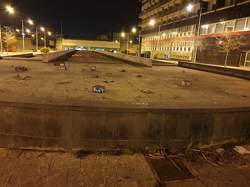 Rifiuti e resti di fuochi d’artificio nell’ex fontana in pieno centro