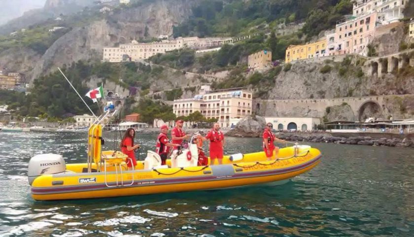 Praiano: turista si tuffa e batte la testa. Soccorso dall’idroambulanza della Croce Rossa Italiana per un trauma cranico