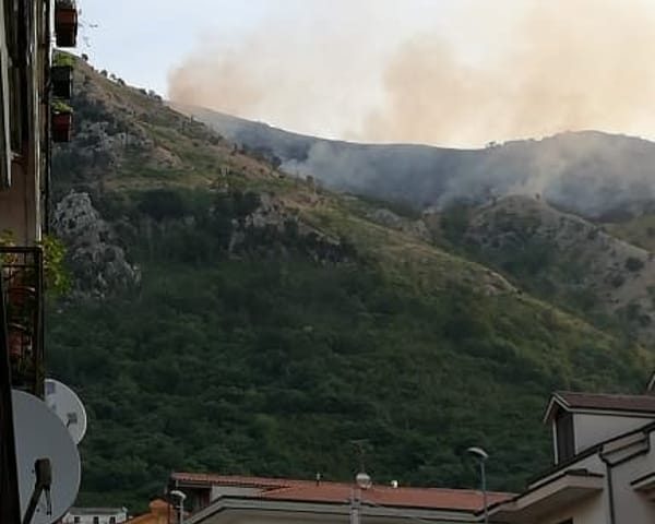 Brucia il monte Monna nei Picentini: notte di paura per i residenti