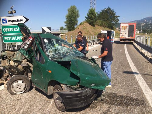 Incidente sull’A2 del Mediterraneo, camion tampona auto: Due persone ferite