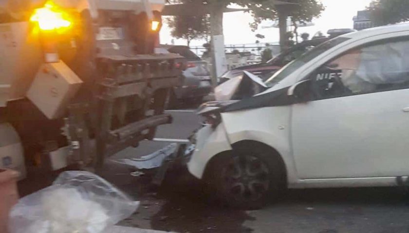 Rocambolesco incidente a Minori: speronato mezzo nettezza urbana, operatore salvo per miracolo