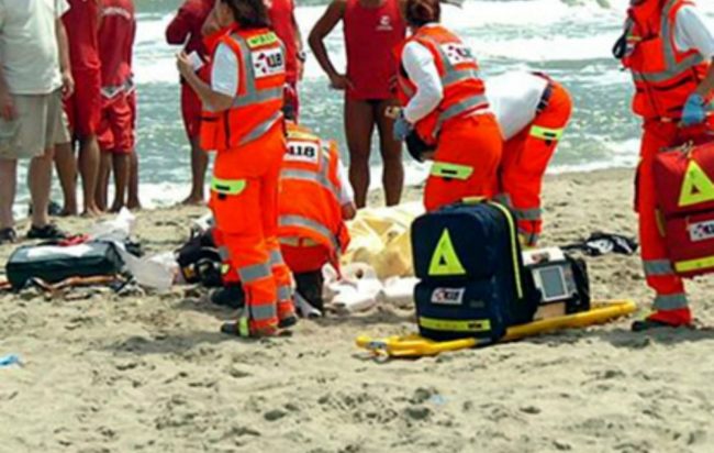 Tragedia a Casal Velino, accusa un malore in mare: muore un 71enne