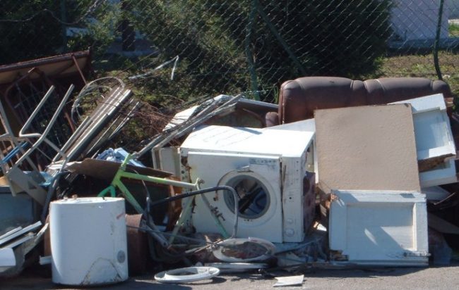 Materiale ingombrante abbandonato: l’appello di Salerno Pulita