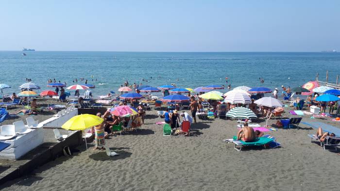 Salerno: rissa in spiaggia tra l’ex moglie e l’attuale compagna di un uomo conteso