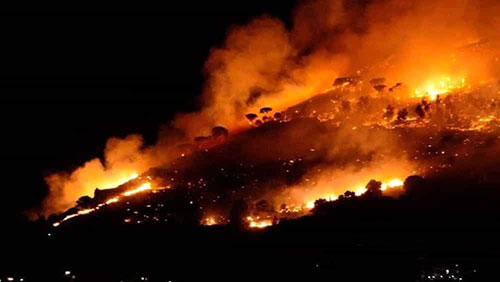 Incendio nella notte tra Cetara e Vietri sul Mare, paura per i residenti