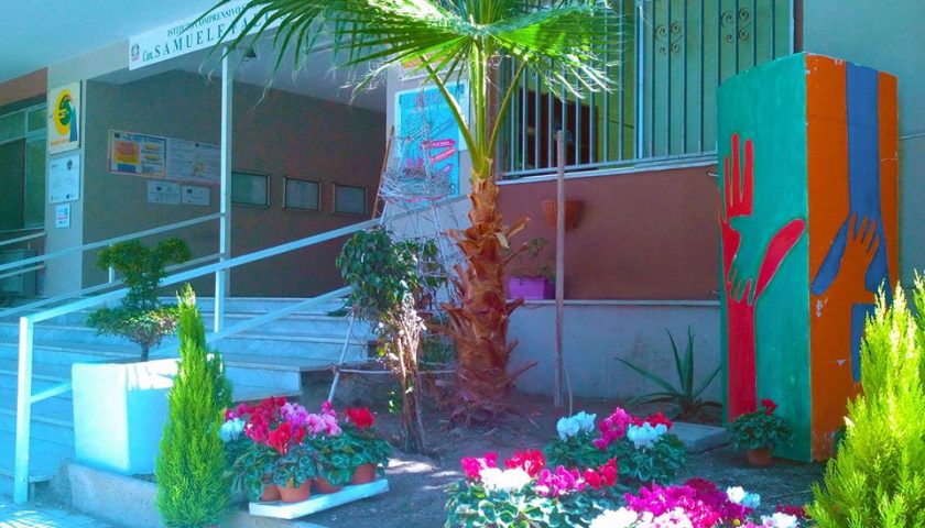 “Stasera esco…vado nel futuro”, gli alunni della scuola Falco di Scafati cominciano l’anno scolastico di sera come se fosse il 2030