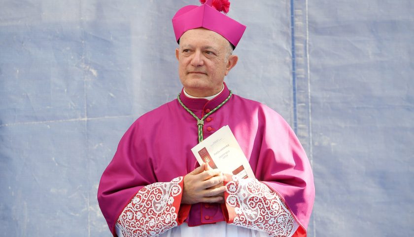 L’arcivescovo Bellandi benedice la facciata e il nuovo sagrato della cattedrale di Calvanico