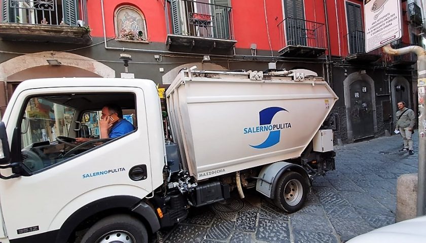 Città sporca dopo la movida, la Fp Cgil: “Rispetto per gli operatori della Salerno Pulita”