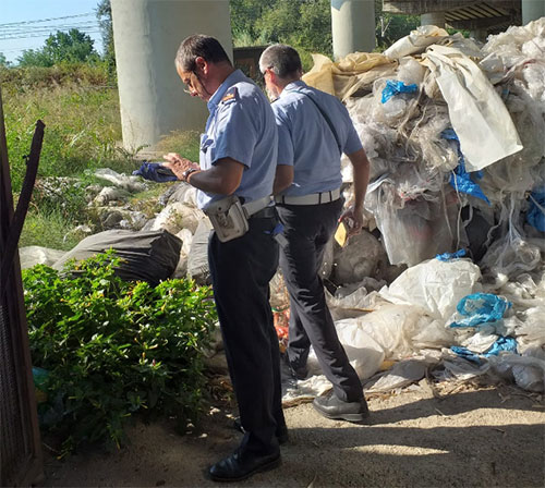 Blitz tra Salerno e Pontecagnano, sequestrata area occupata da rifiuti