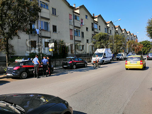 Abusivo vende frutta in strada, blitz di Vigili e Carabinieri