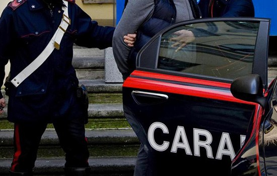 Ai domiciliari continua a spacciare, arrestato 32enne a Salerno