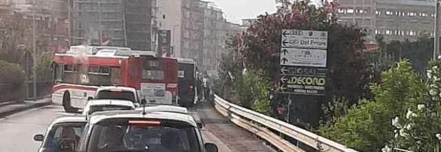 Busitalia, ancora a fuoco un bus: panico e passeggeri in fuga. Arpino (Filt-Cgil) accusa: “Parco mezzi vetusto”