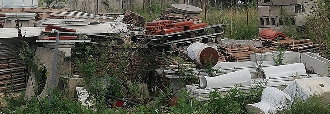 Strada dedicata all’eroe dell’Arma trasformata in una discarica