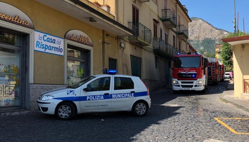 Cava de’ Tirreni: vasto incendio in un giardino, evacuata la vicina scuola