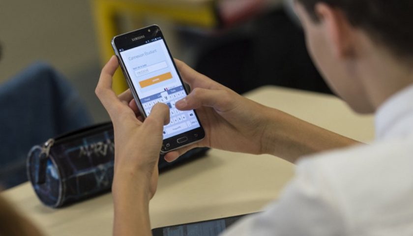 Cellulare in classe solo per didattica, le regole dei presidi di Salerno