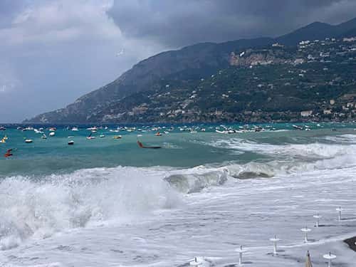 Da Salerno per prendere sole sulla spiaggia di Paestum, allontanati dai vigili urbani