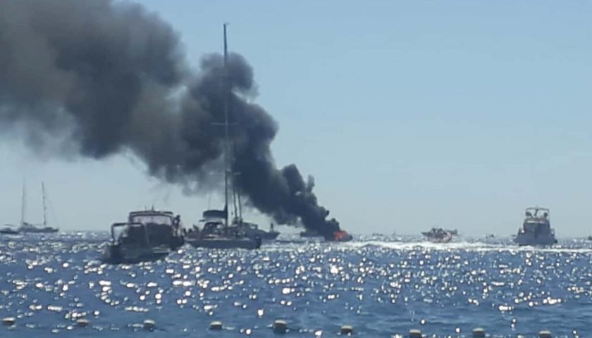 Imbarcazione a fuoco nel mare di Cetara, occupanti si tuffano in mare