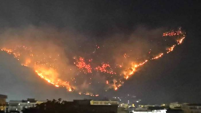 Monti di Sarno ancora in fiamme: 300 evacuati, distrutta una chiesa