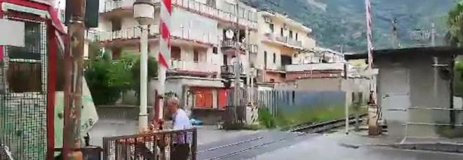 Paura a Sarno: arrivano i treni e non si abbassano le sbarre