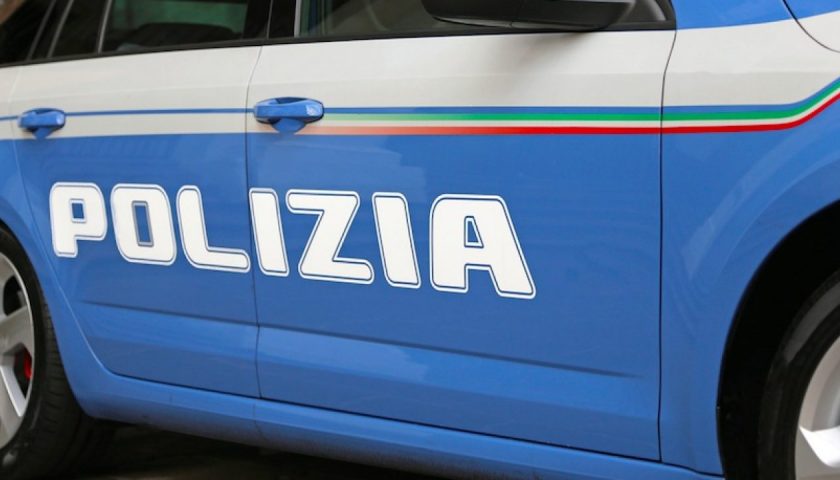 Tenta di rubare palina dall’auto della polizia, salernitano arrestato a Napoli