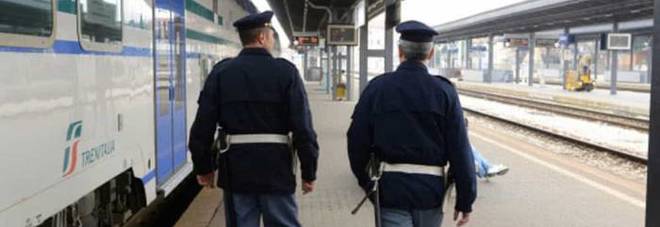 Molesta una donna sul treno, nei guai 25enne salernitano