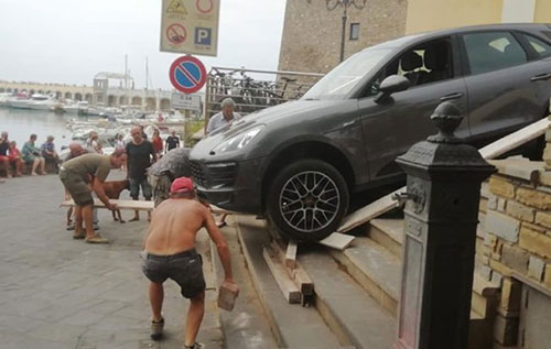 Acciaroli: sbaglia la manovra e finisce con la Porsche sulla gradinata