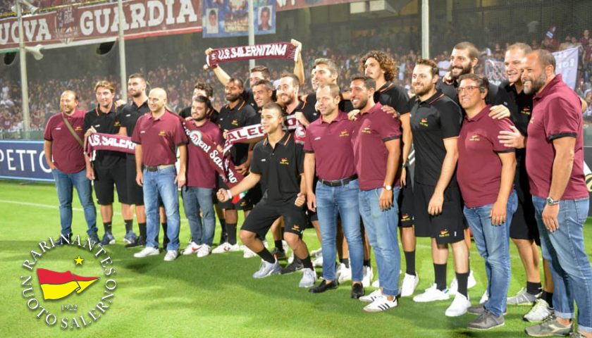 Che emozione il tributo dello stadio Arechi alla Rari Nantes Salerno