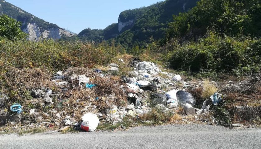 Rifiuti abbandonati nelle piazzole di sosta al Valico di Chiunzi, pessimo biglietto da visita per la Costiera