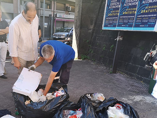 Raffica di controlli a Salerno per stanare i furbetti della differenziata