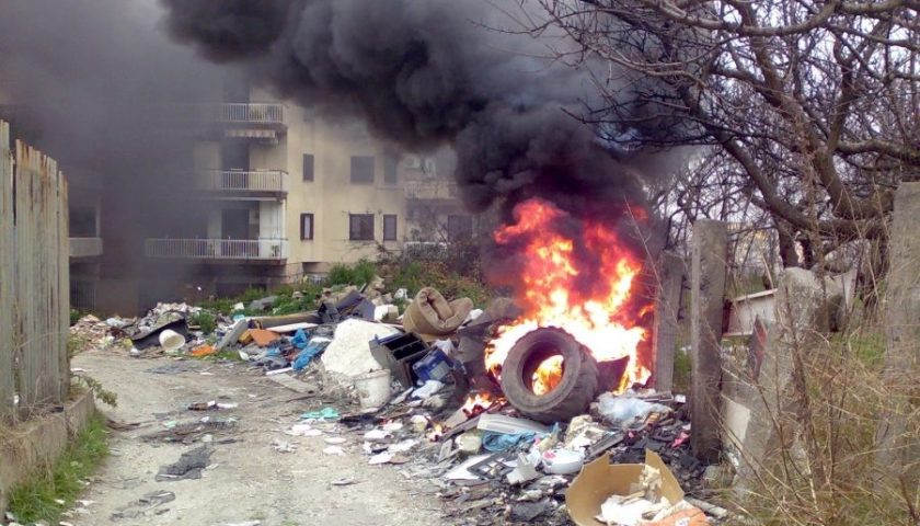 Bonavitacola sui roghi di rifiuti abbandonati: “L’unica azione di contrasto esistente è quella della Regione Campania, gli altri fanno solo chiacchiere”